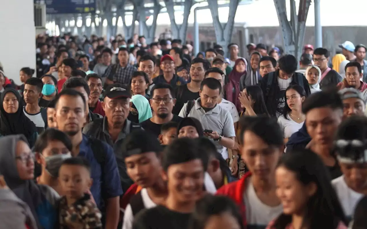 Mudik Lebaran 2022: Tiket Kereta Api Tak Naik, Stasiun Senen Mulai Ramai | Kabar24 - Bisnis.com