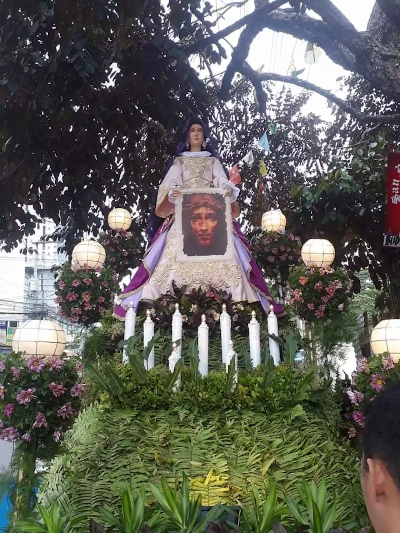 Kamareros return for processions this Holy Week