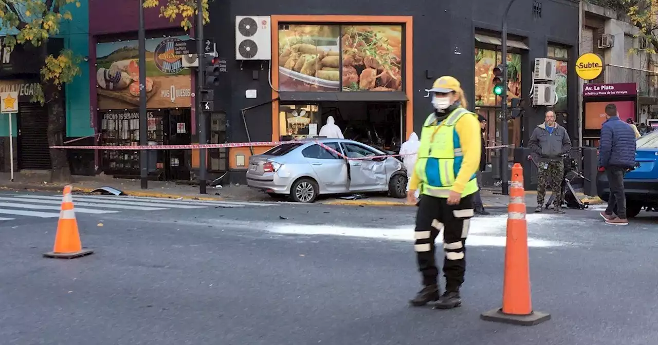 El video del violento choque en Boedo que terminó con nueve heridos y un auto dentro de un local de comida