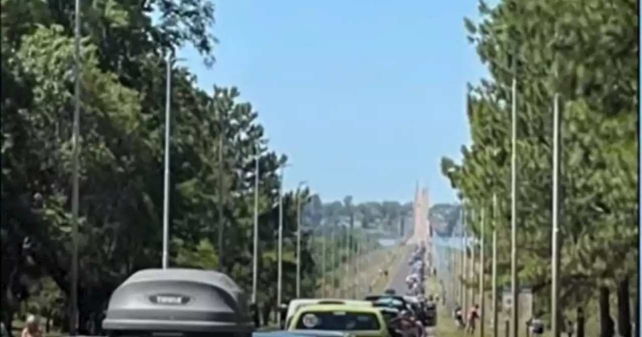 Larga cola y demoras para cruzar a Uruguay por el puente San Martín