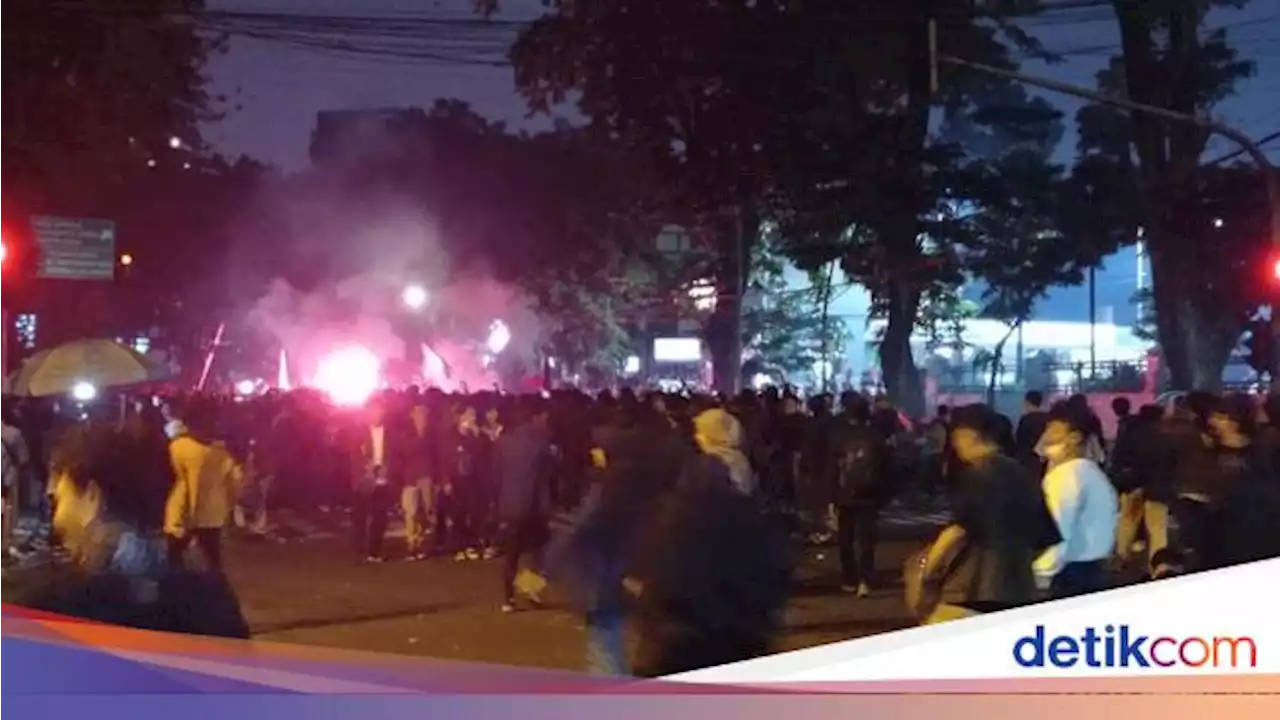 Tuntutan Mahasiswa Bandung yang Masih Bertahan Demo hingga Malam