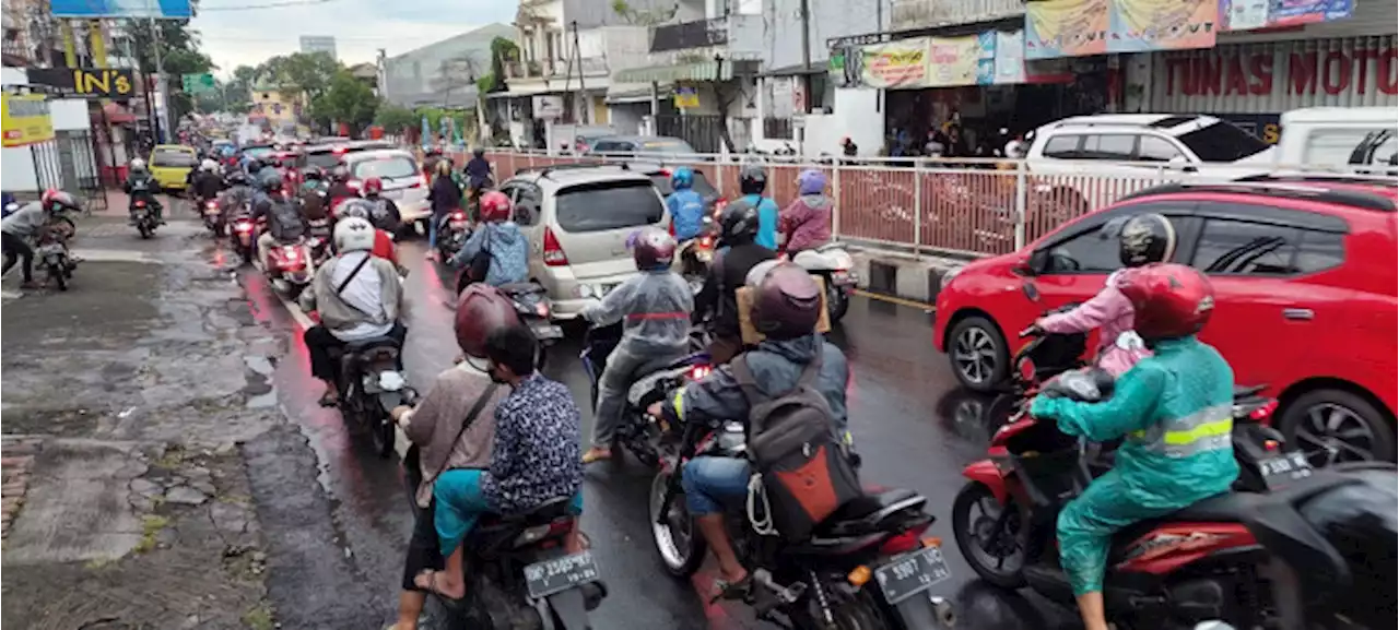 Macet Menjelang Magrib