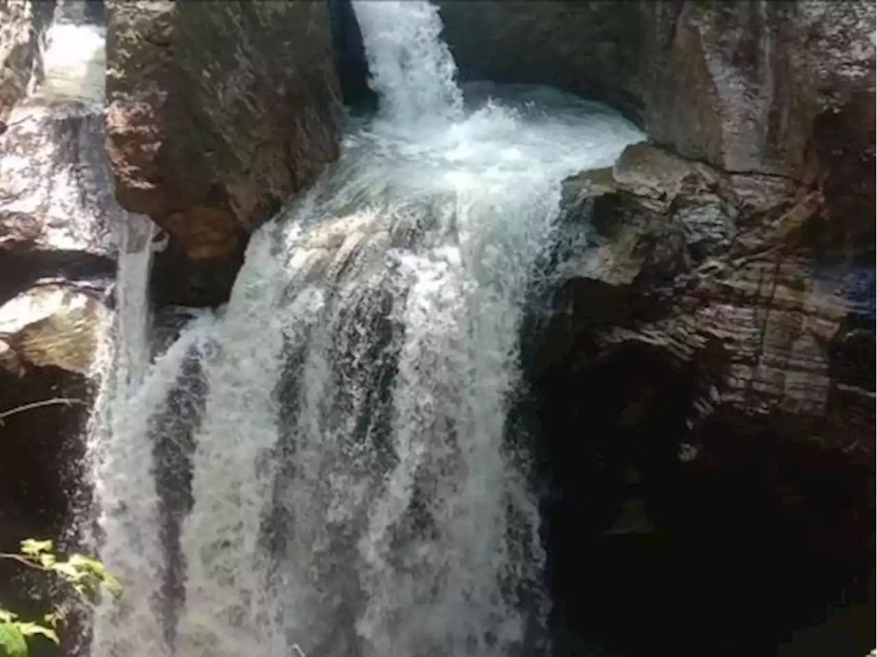 Wisatawan asal Sumbawa Hilang Terbawa Air Terjun di NTT