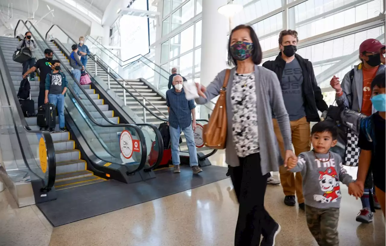 COVID: U.S. extends face mask requirement for planes, trains, buses — again