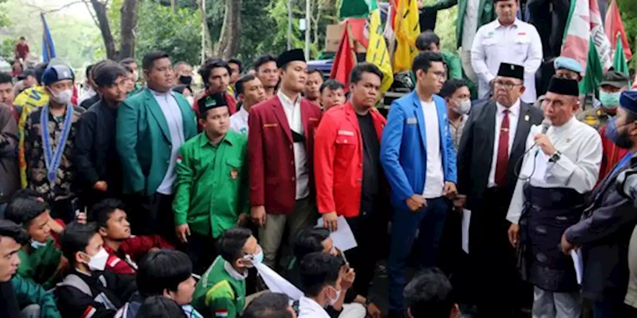 Demo Tolak Kenaikan PPN dan Harga BBM di Medan, Gubernur Sumut Temui Mahasiswa | merdeka.com