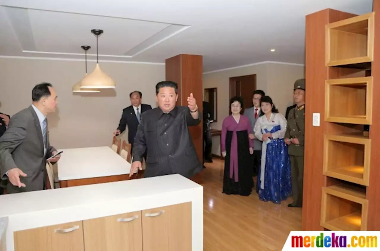 Foto : Gaya Kim Jong Un Resmikan Hunian Mewah Bertingkat di Pyongyang | merdeka.com