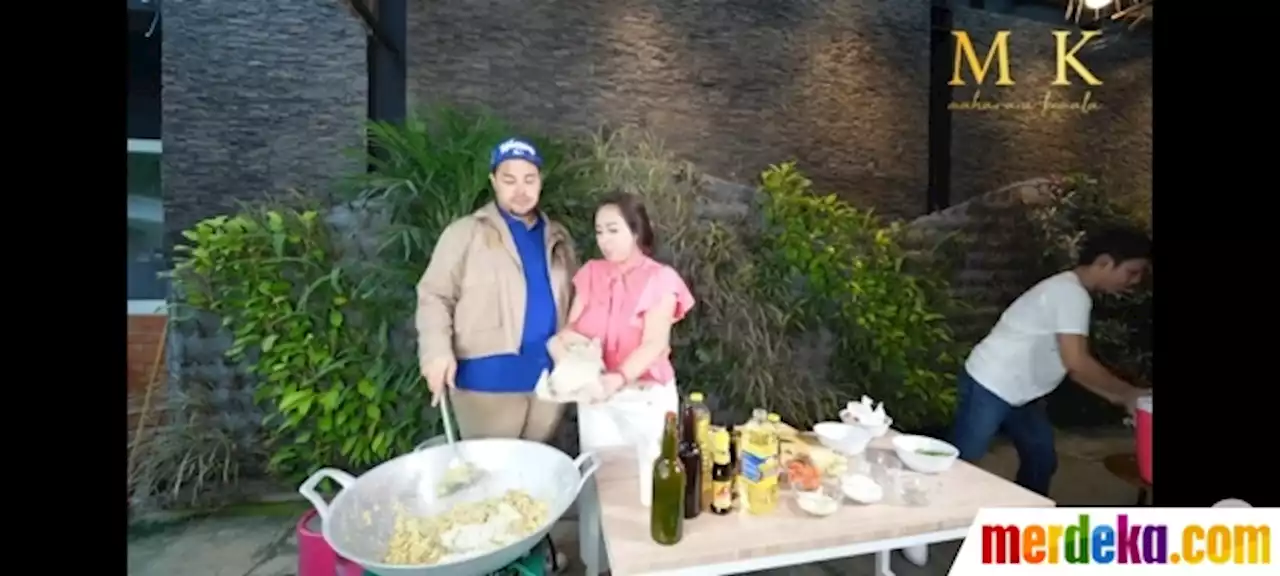 Foto : Salut, Ivan Gunawan & Maharani Kemala Masak dan Layani Karyawan yang Buka Puasa | merdeka.com