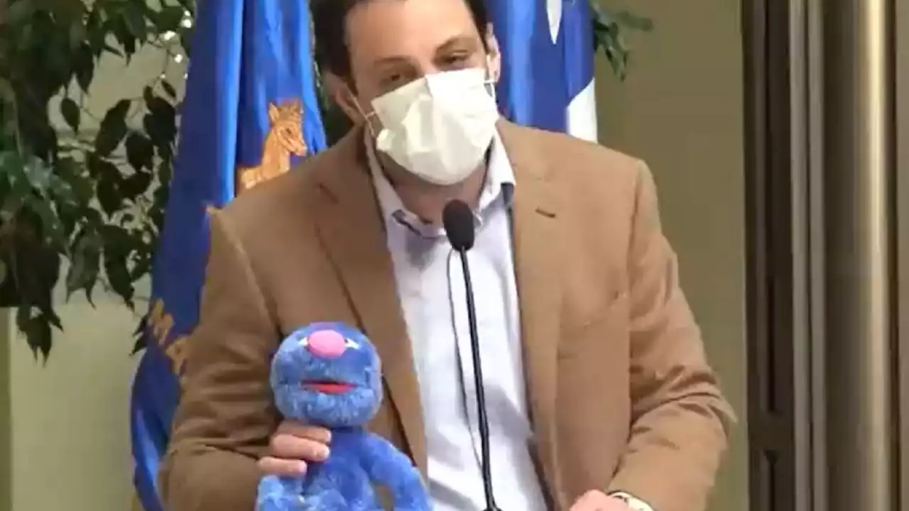 Impresentable: diputado chileno fue al Parlamento con un peluche para criticar al presidente Boric