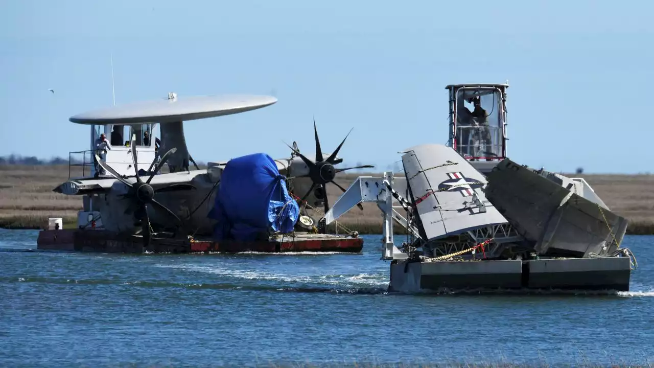 Divers recover Navy plane weeks after fatal crash off Virginia coast