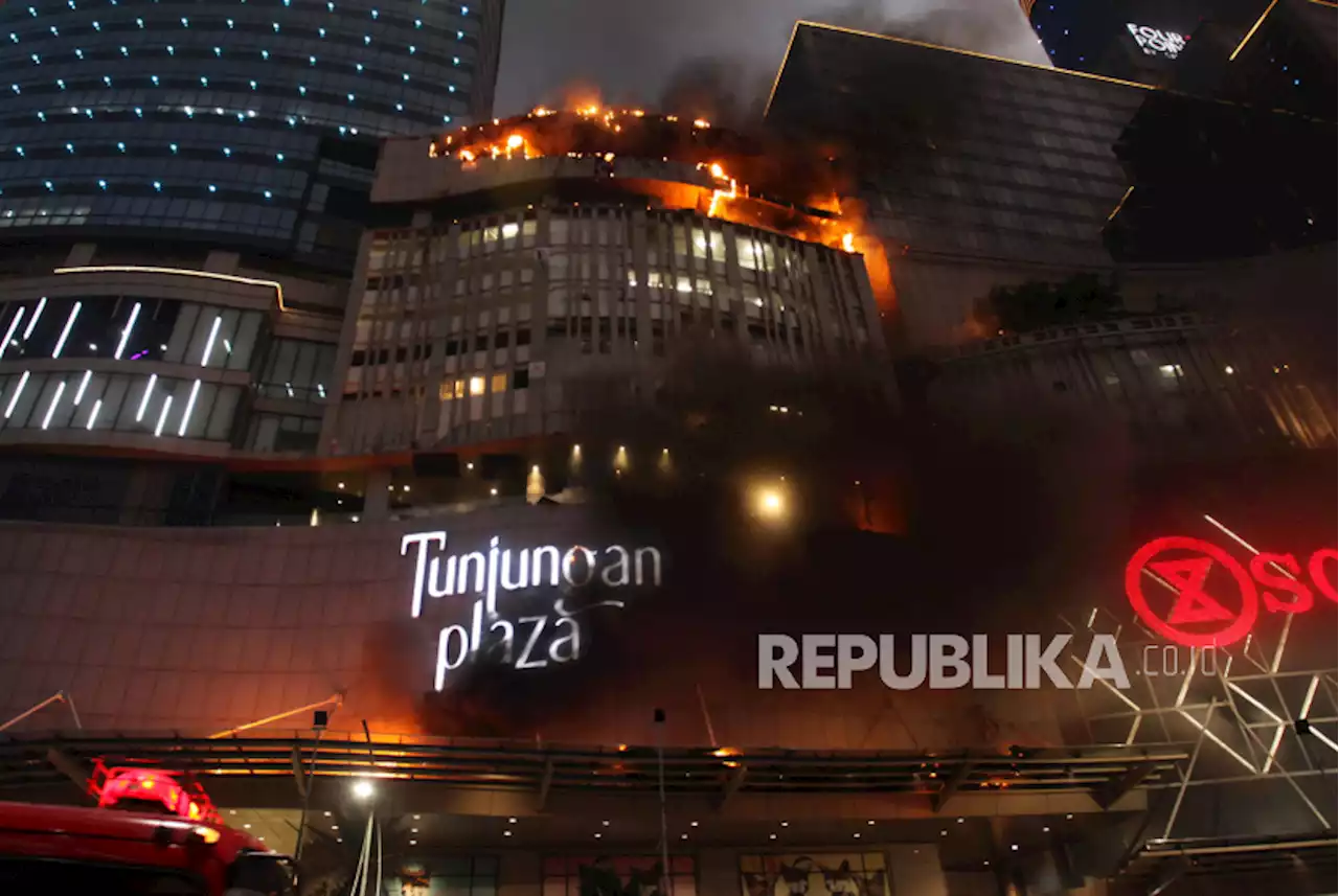 Tim Labfor Cari Titik Api Pertama Kebakaran Tunjungan Plaza |Republika Online