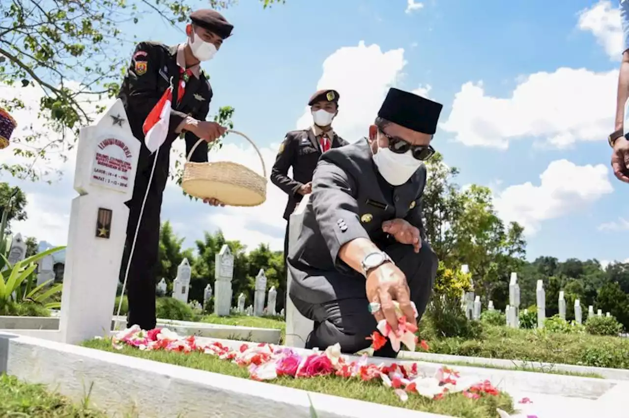 Ziarah Makam Mantan Bupati Bandung |em|ala |/em|Bedas |Republika Online