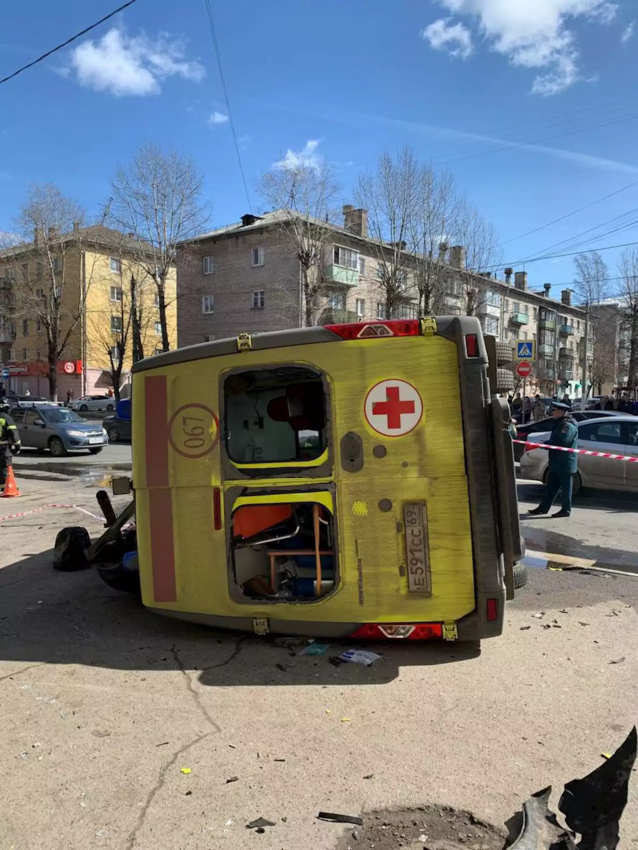 В Твери легковой автомобиль столкнулся со скорой