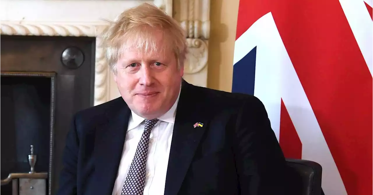 Fête à Downing Street pendant les confinement: un secrétaire d’Etat britannique démissionne après l’amende infligée à Boris Johnson