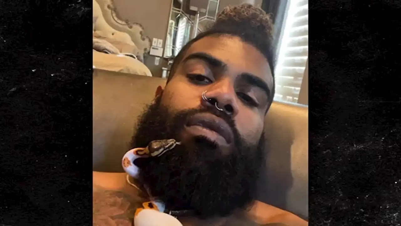 Ezekiel Elliott Lets Pet Snake Crawl All Over His Face In Hair-Raising Video