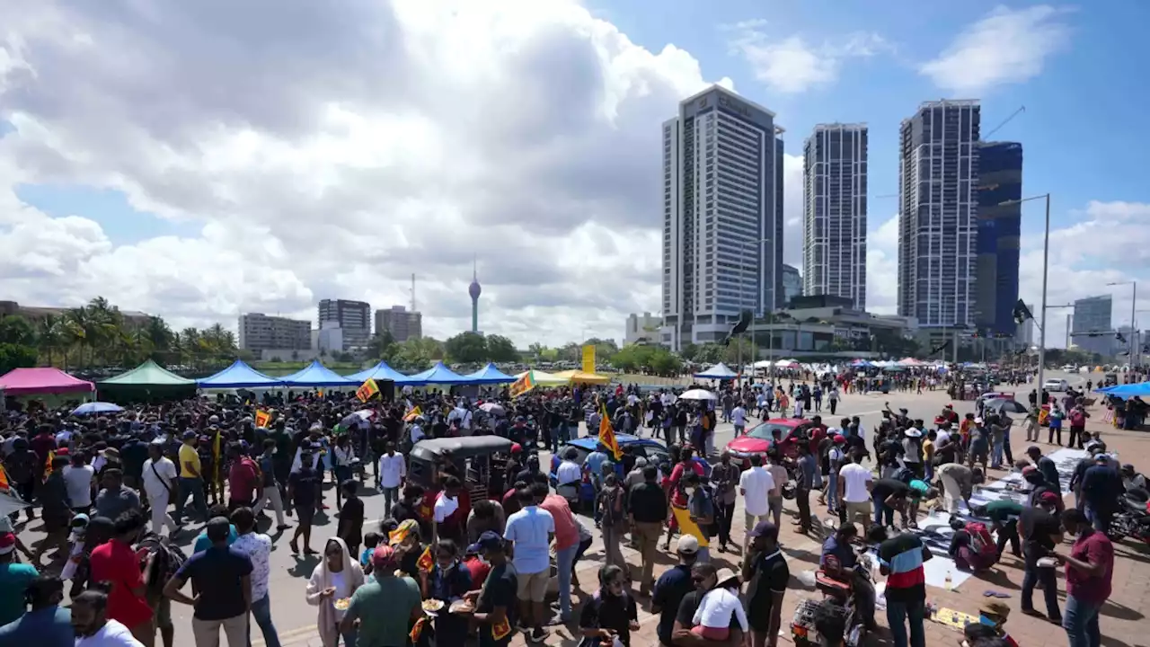 Demonstran Sri Lanka Rayakan Tahun Baru Dekat Kantor Presiden