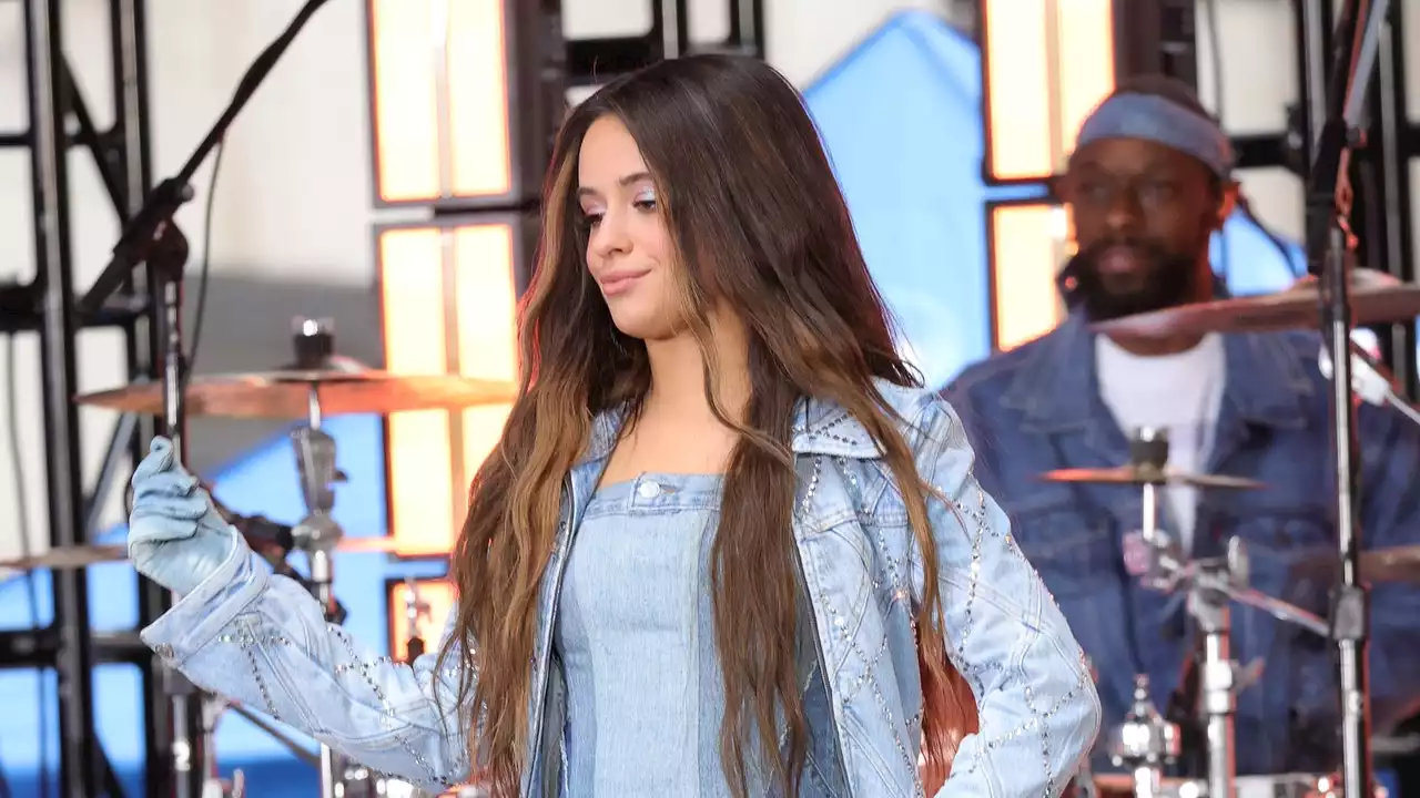 Camila Cabello se viste toda de mezclilla con un canadian tuxedo (como en los 2000)