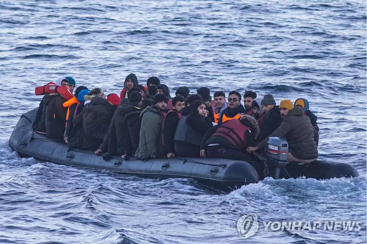 영국, 영불해협 건너오는 이주민 4천500㎞ 밖 르완다로 보낸다(종합) | 연합뉴스