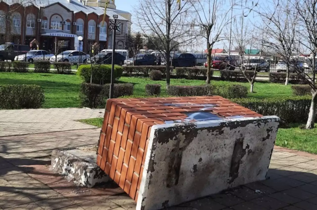 Дело в шляпе. В Россоши неизвестные снесли памятник оккупантам