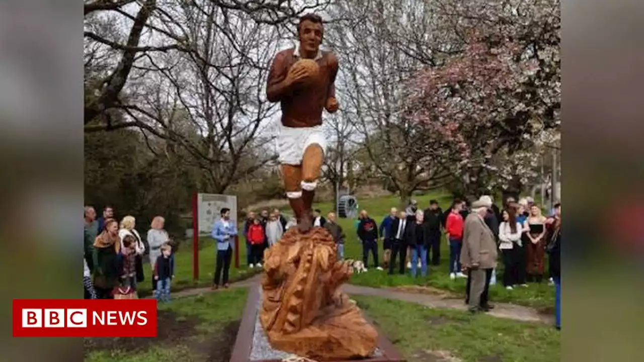 Statue of Llanelli rugby legend Phil Bennett unveiled