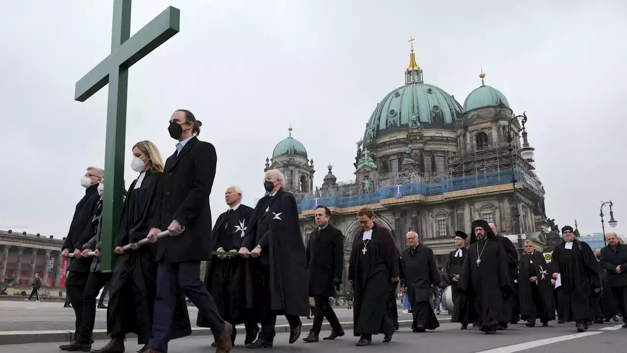 Ökumenische Karfreitagsprozession durch Berlins Mitte