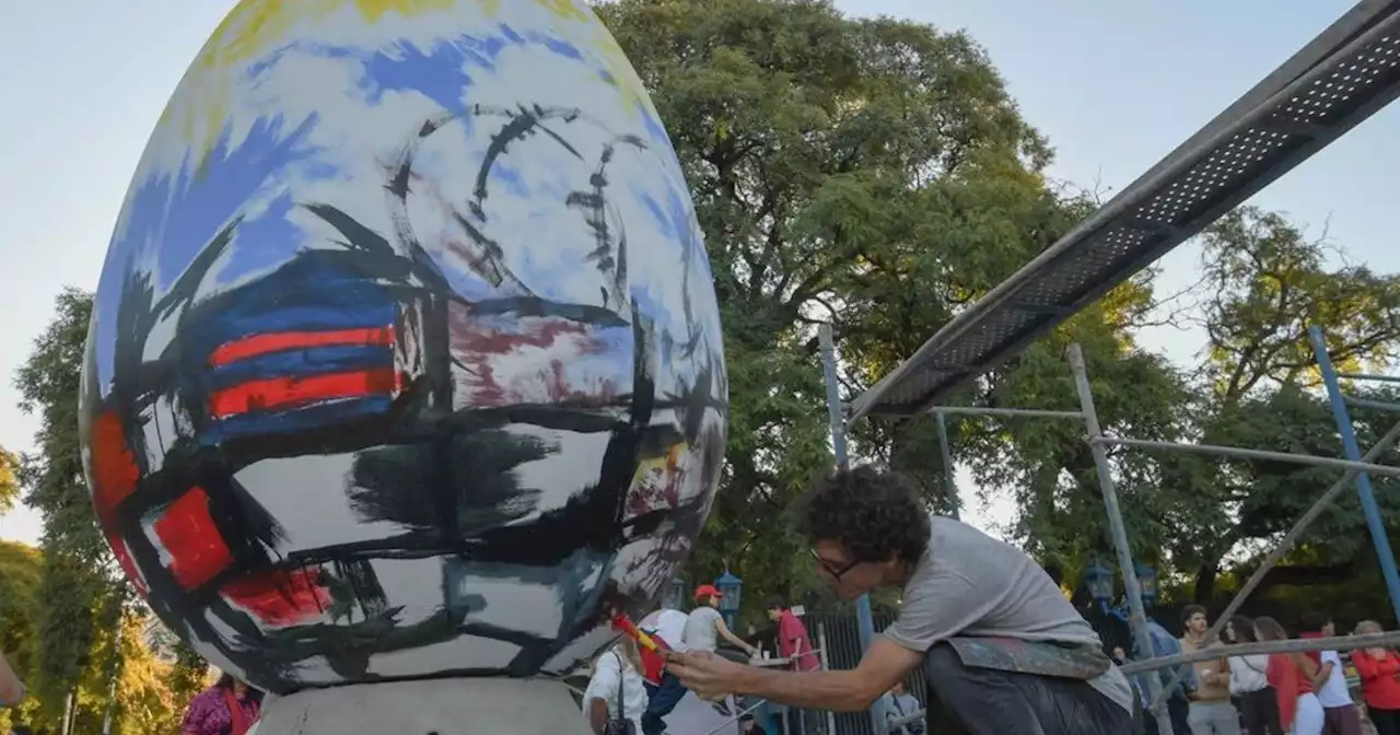 Diez huevos de Pascua gigantes se lucen en pleno centro de Mendoza