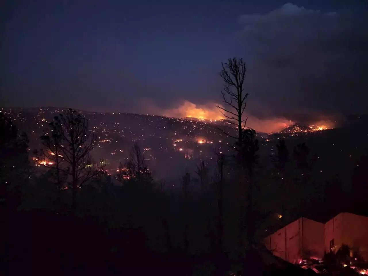 New Mexico wildfire kills 2 people, destroys homes