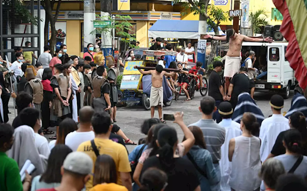 Religious whipping marks Good Friday in the Philippines