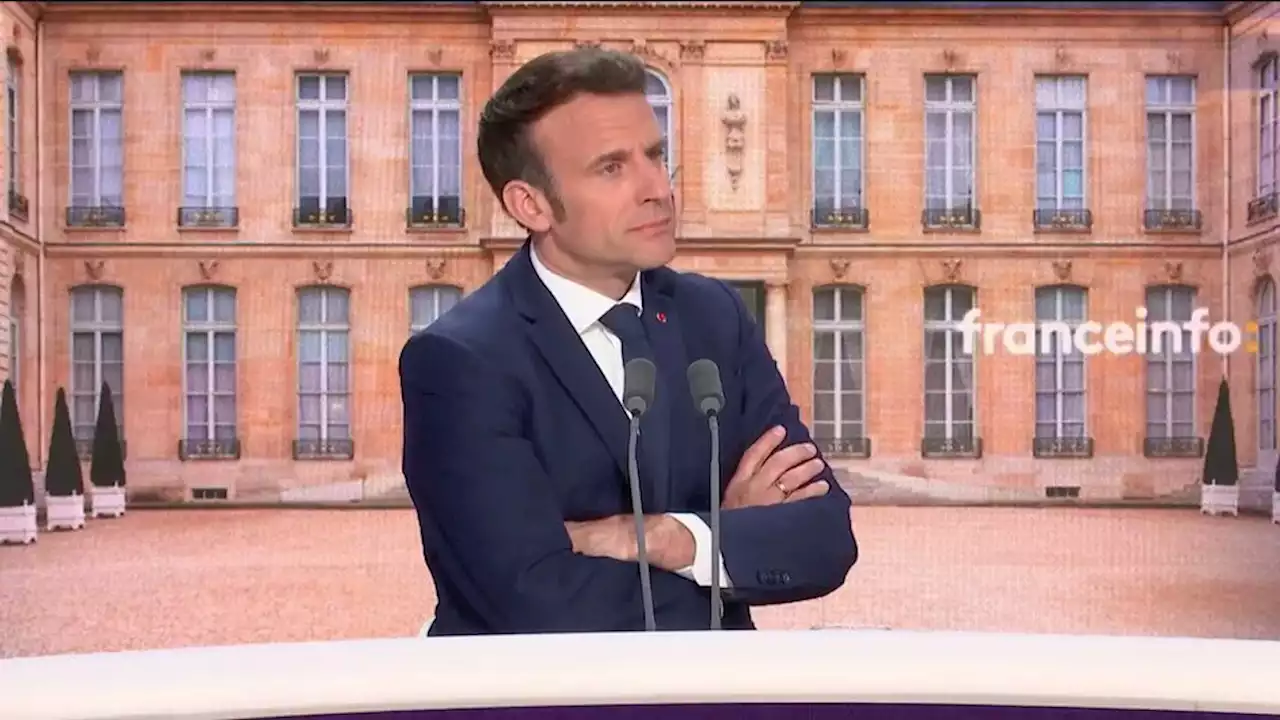 Présidentielle 2022 : 'Pour moi, la question du voile n'est pas une obsession', assure Emmanuel Macron