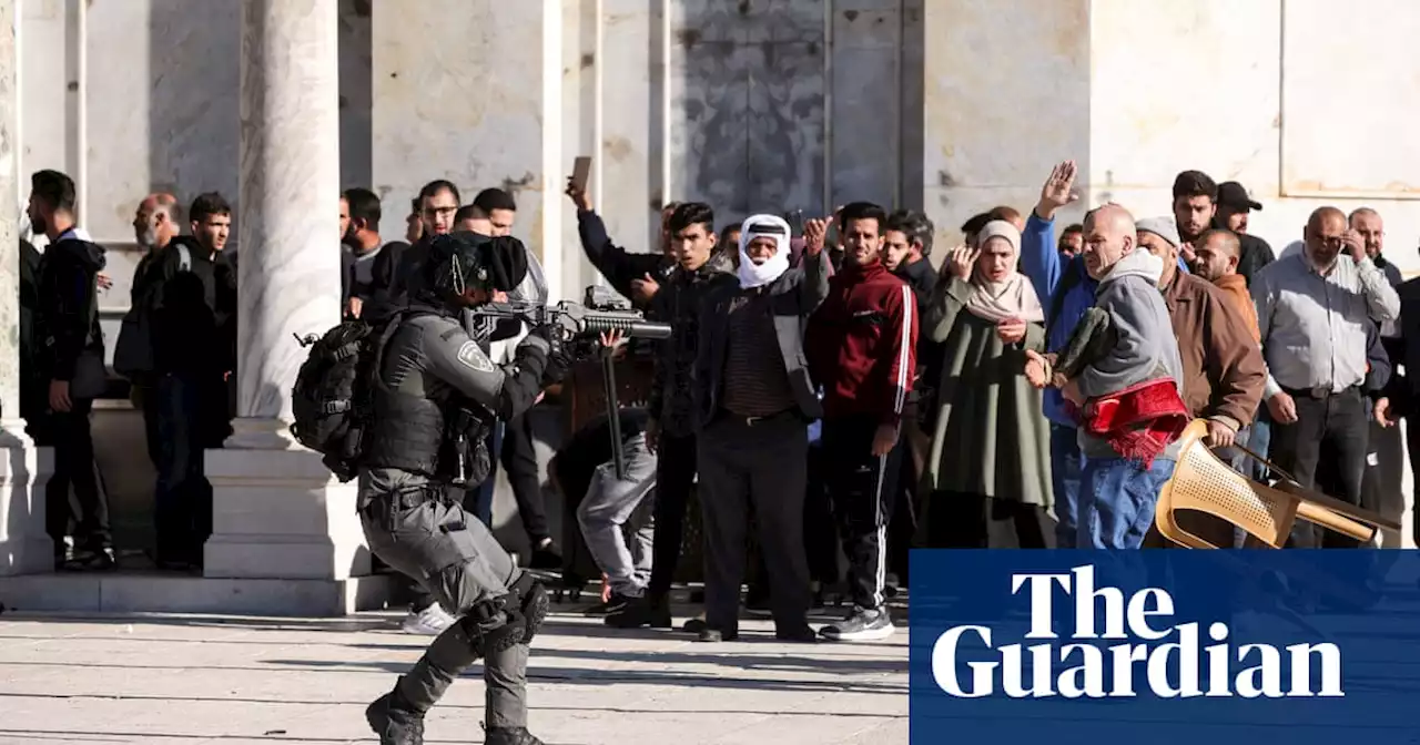 Palestinians and Israeli security forces clash at Jerusalem holy site