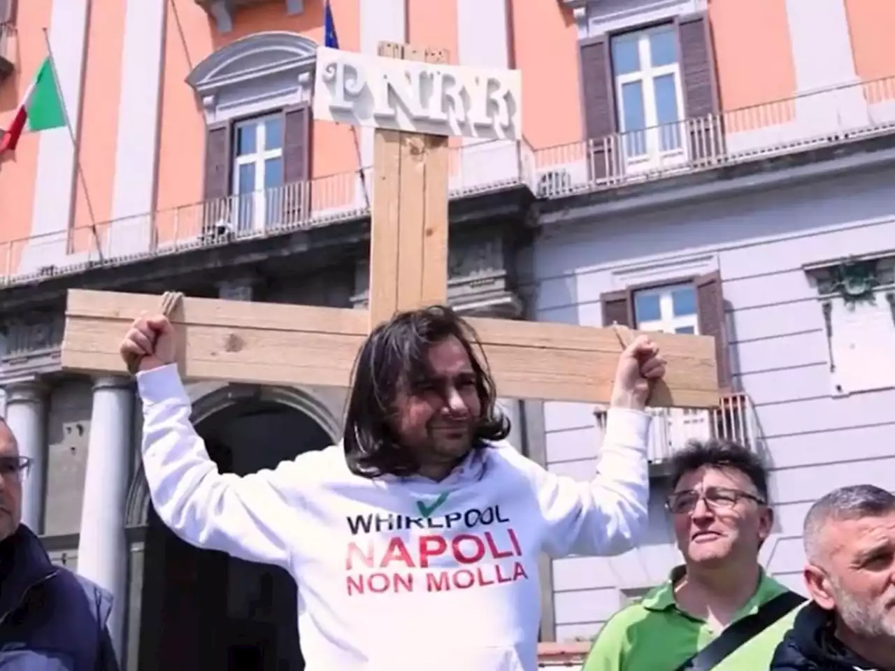 Un crocifisso in piazza con la scritta Pnrr: la singolare protesta degli ex lavoratori Whirlpool