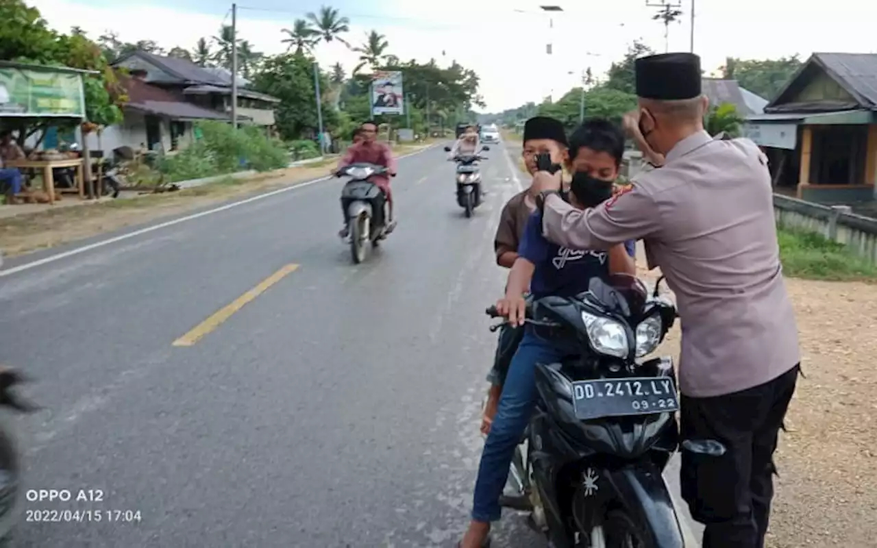 Aksi Mulia Polsek Onembute, Bagi Takjil dan Masker Jelang Buka Puasa