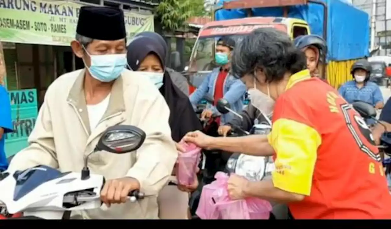 Jalin Toleransi Antar Umat, Pengurus Klenteng Hok An Bio Gubug Bagikan Ratusan Takjil