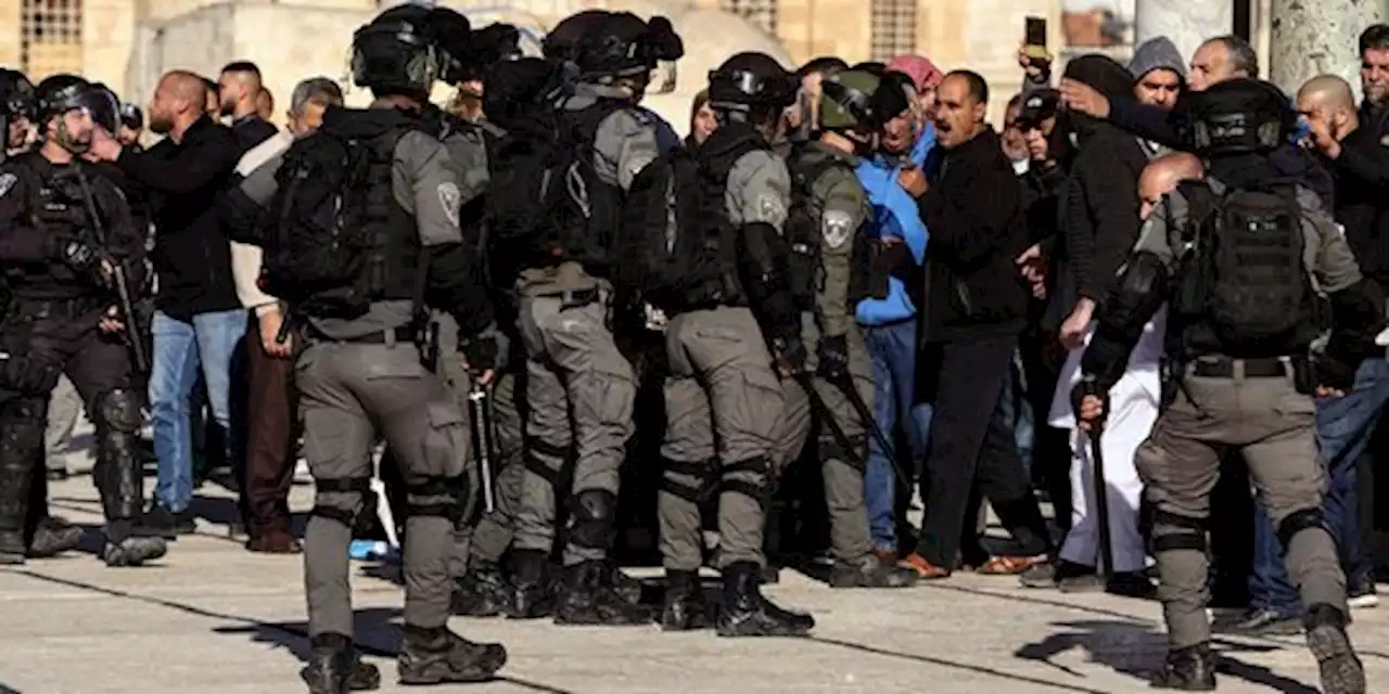 Polisi Israel Serbu Masjid Al-Aqsa Saat Subuh, 152 Warga Palestina Terluka | merdeka.com