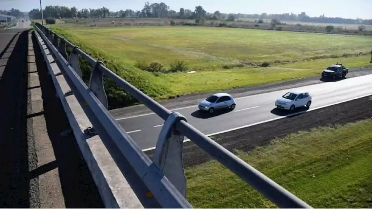 Arrojaba piedras desde un puente para asaltar automovilistas: una víctima lo mató a balazos