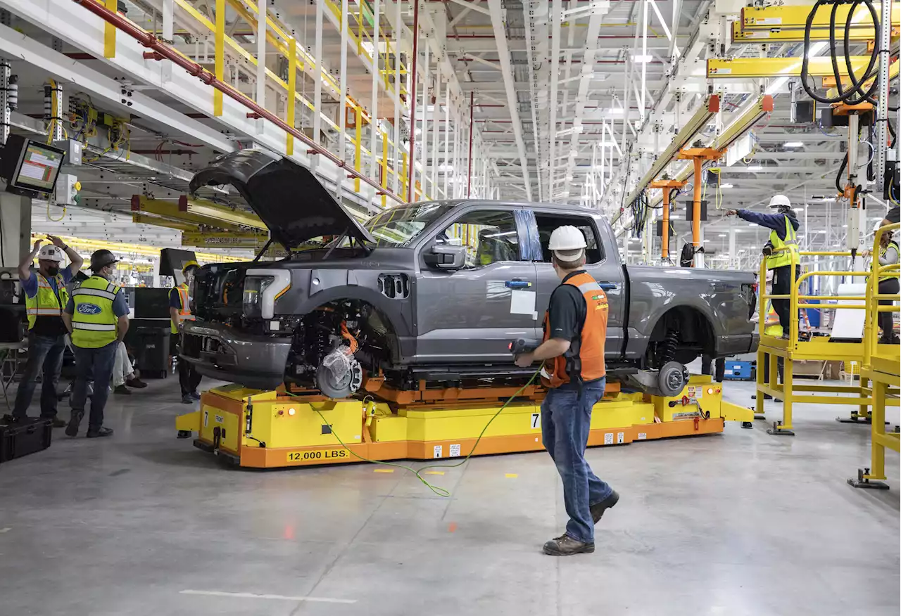 2022 Ford F-150 Lightning electric pickup starts production April 26