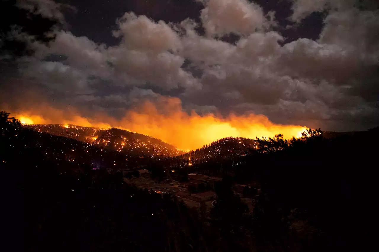 New Mexico wildfire kills elderly couple, destroys hundreds of homes