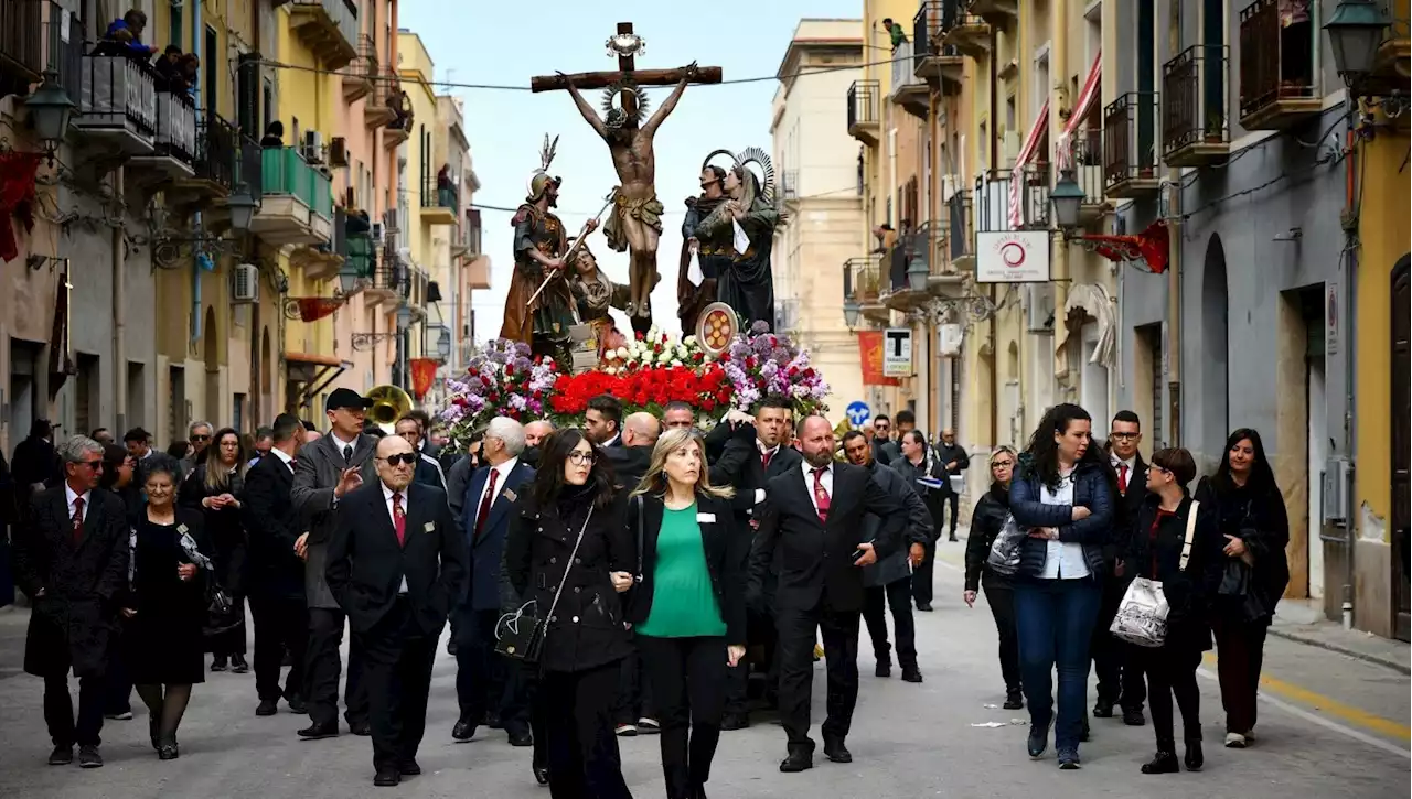 Covid, le precauzioni per Pasqua: pranzi, mascherine e processioni ecco cosa fare