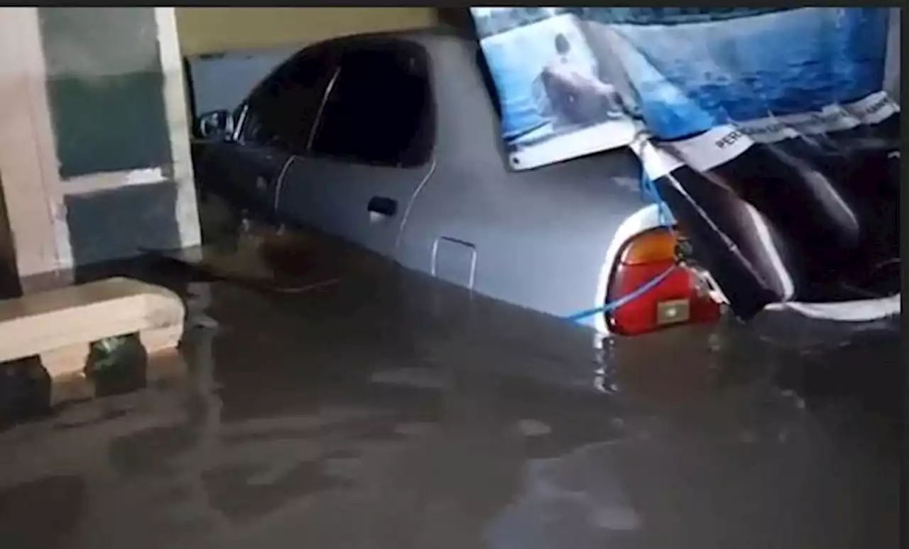 Banjir Setinggi 2 Meter Rendam Puluhan Rumah di Tasikmalaya