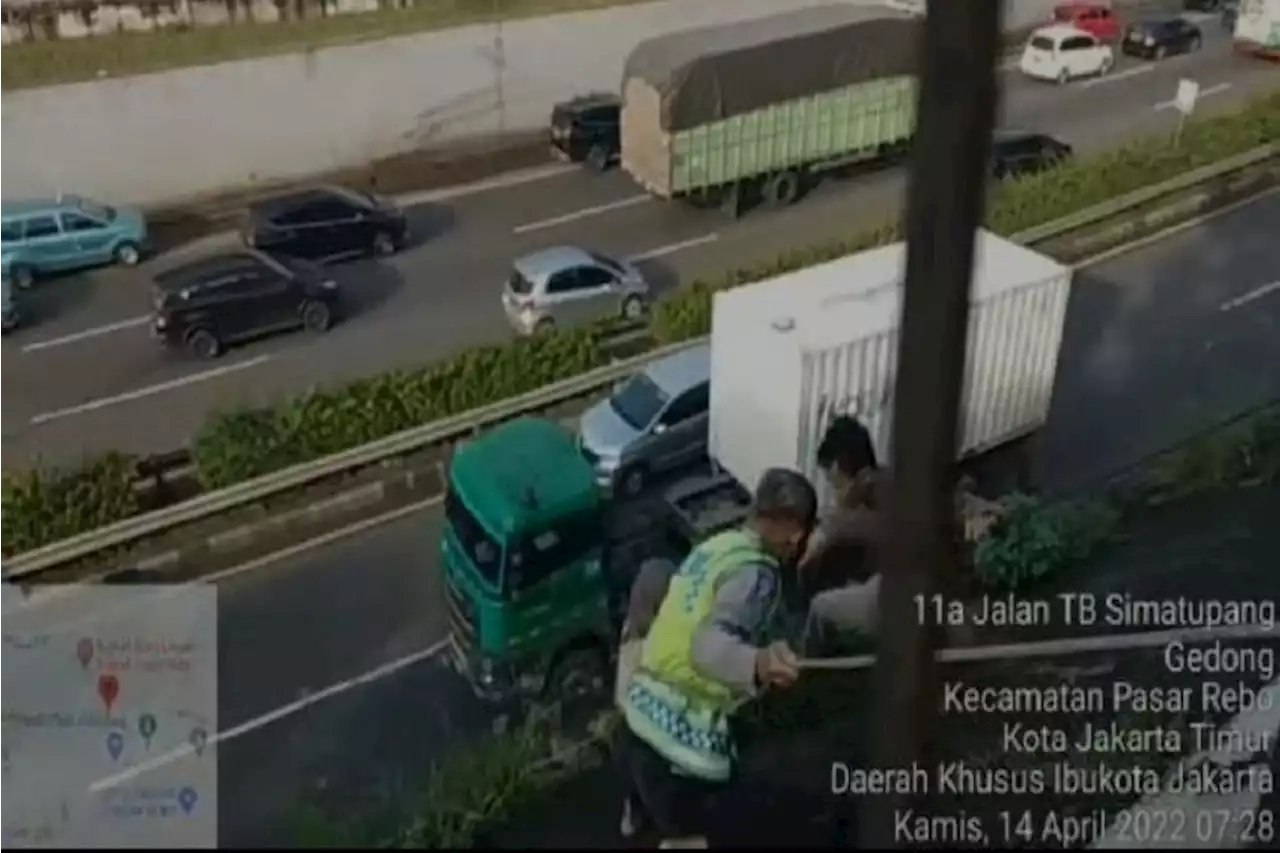 Kisah Polisi Evakuasi Nenek di Tebing Tol JORR Pasar Rebo