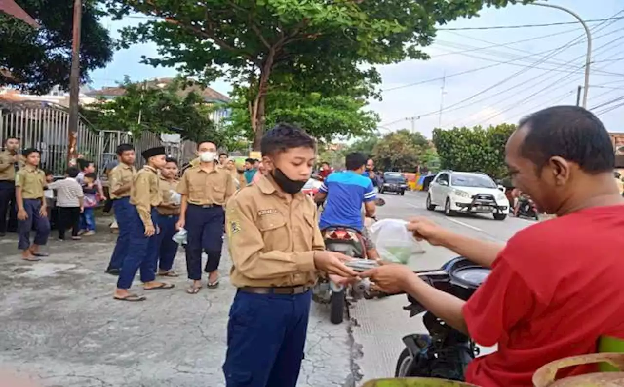 Cara SMP Muhammadiyah 5 Tanon Sragen Ajarkan Siswa Peduli Lewat Takjil