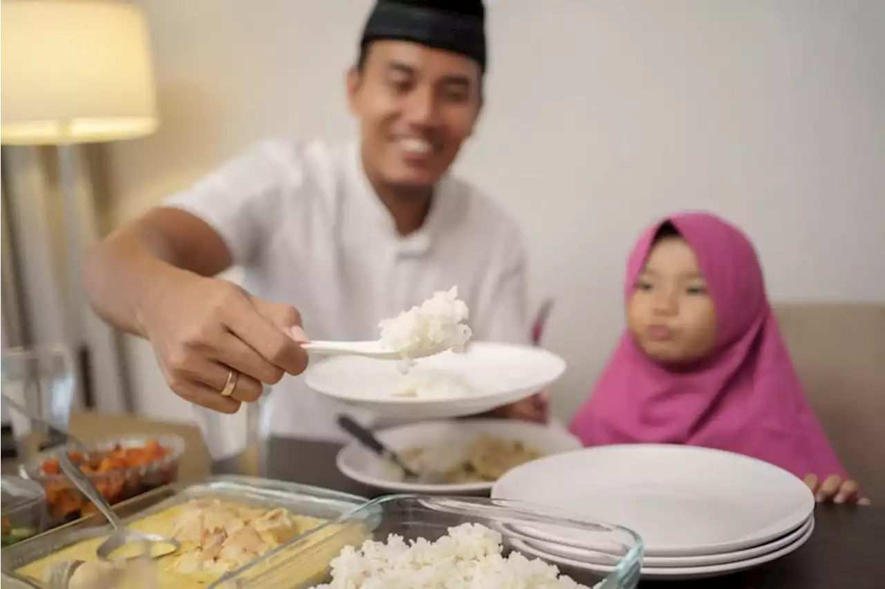 Ini Risiko Makan Buru-Buru Saat Sahur Mepet Imsak