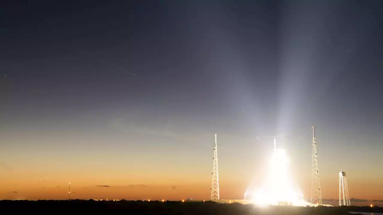 Artemis 1 moon rocket gets space station flyover in stunning NASA photo