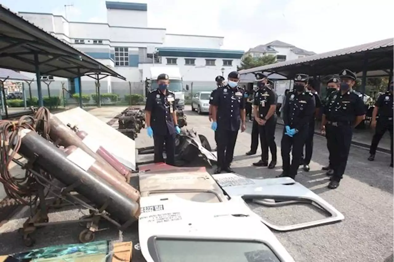 Cops detain 10 for suspected lorry theft