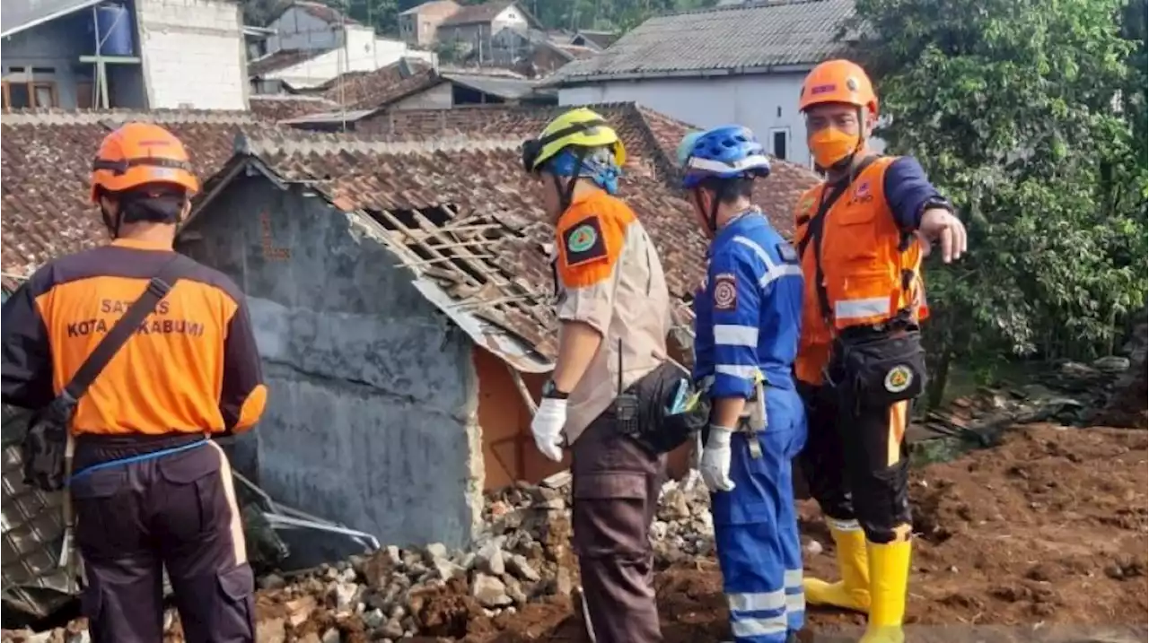 Satu Keluarga Tertimbun Longsor di Sukabumi, 4 Orang Dilarikan ke RSUD R Syamsudin SH