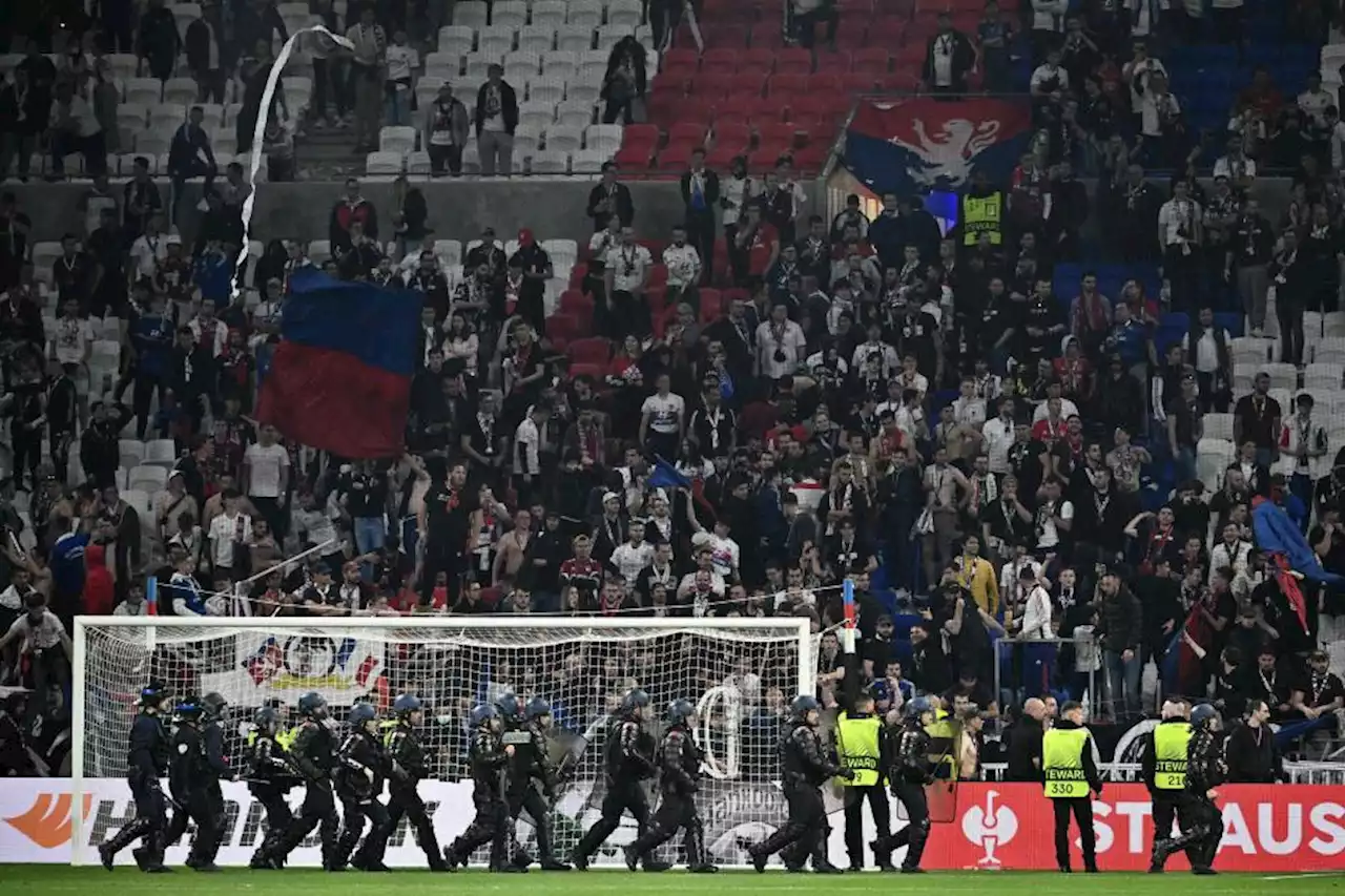 Grosse tension après l’élimination de l’OL en Europa League: les supporters ont tenté de monter sur le terrain (vidéo)