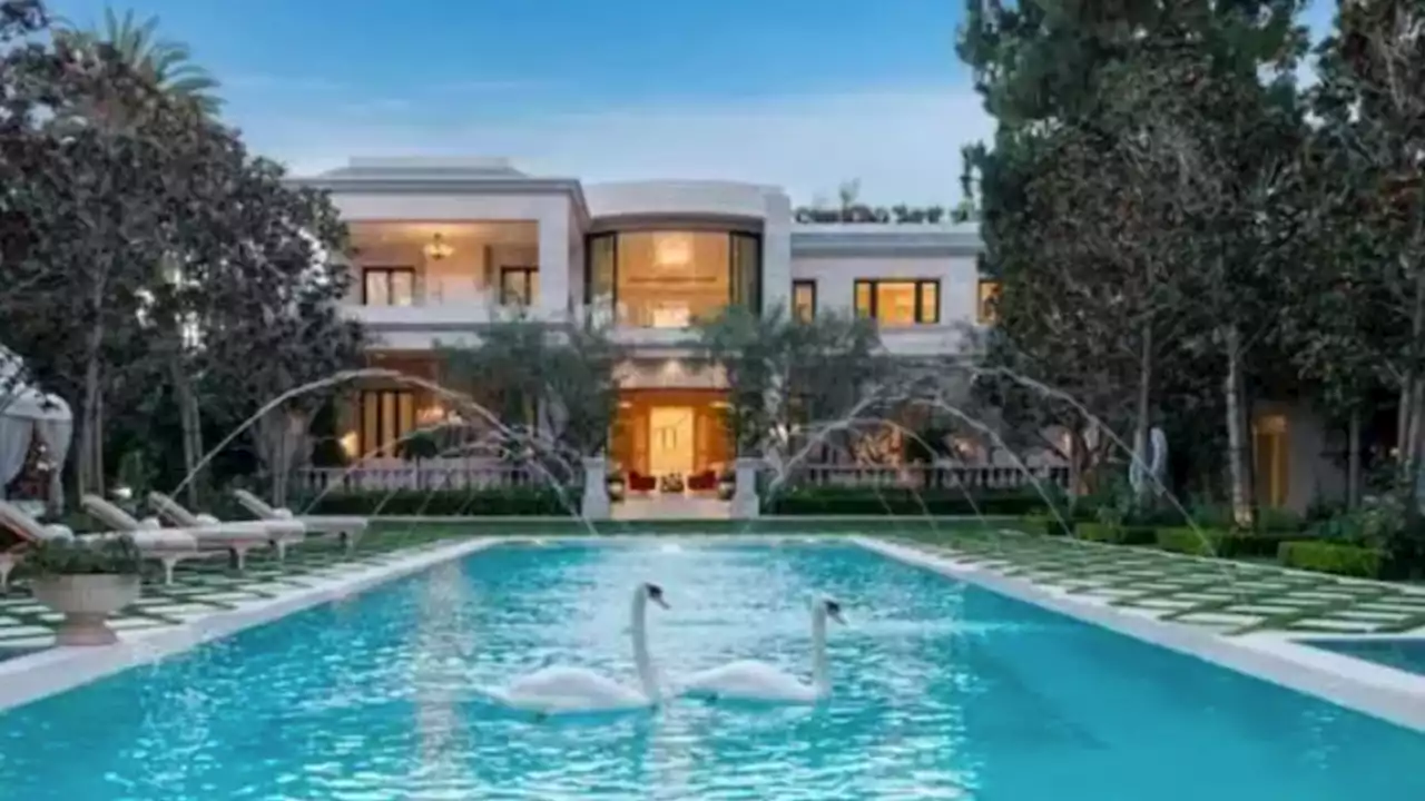 Ben Affleck, Jennifer Lopez Tour Mega-Mansion in Beverly Hills