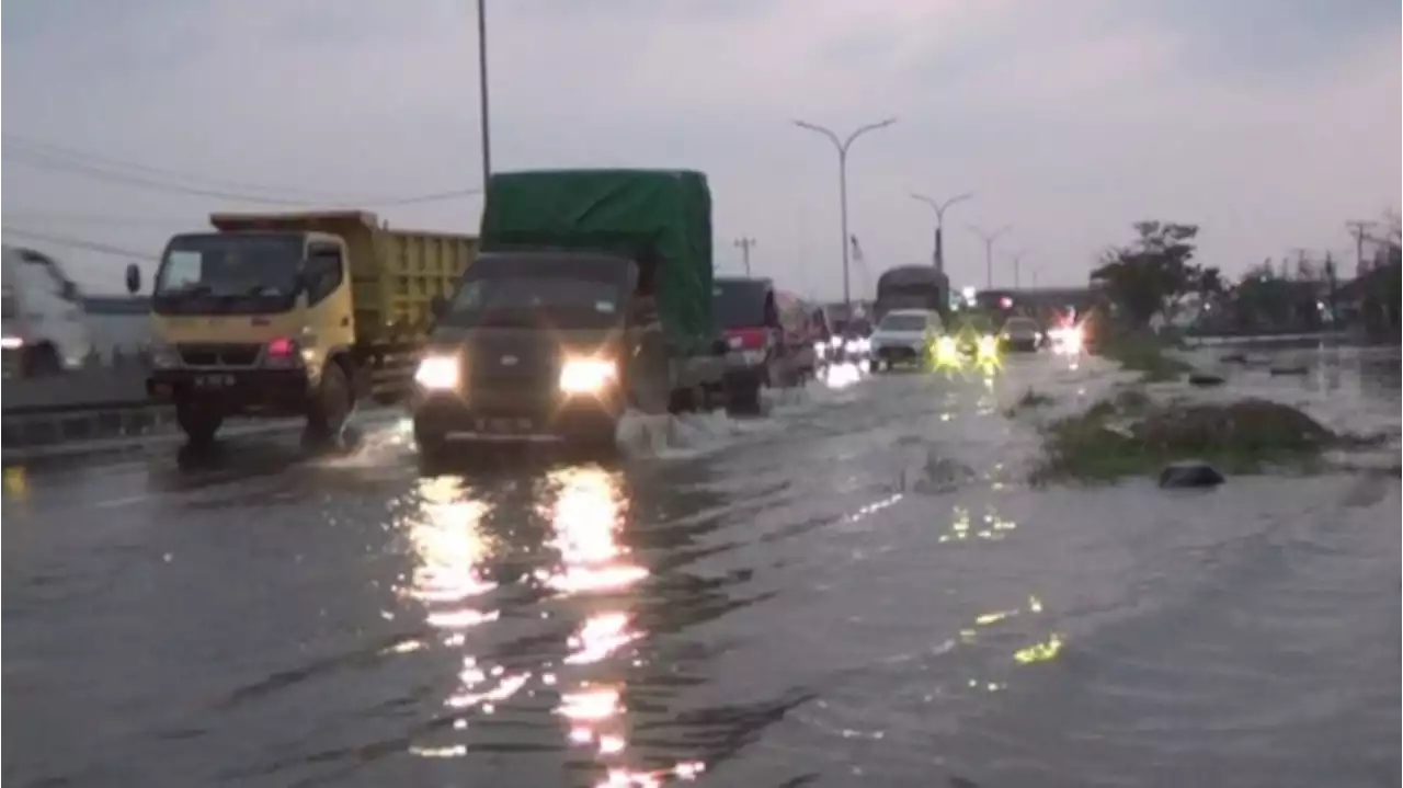 Jalur Mudik Pantura Sayung Demak Menjelang Malam Terendam Banjir Rob