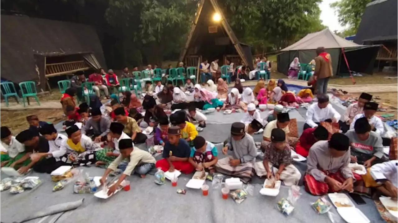 Ngabuburit dan Buka Puasa di Sekolah Darurat Semeru, Anak-anak Bersemangat