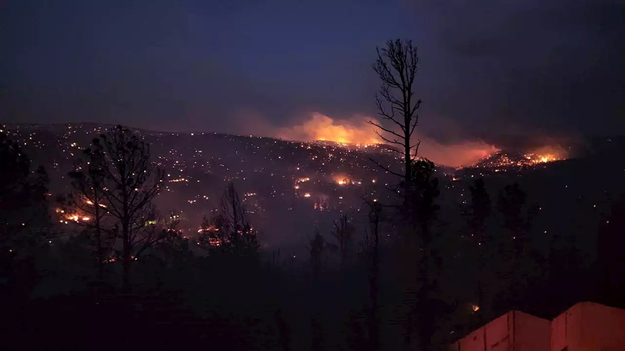 New Mexico wildfire kills 2 people, destroys homes