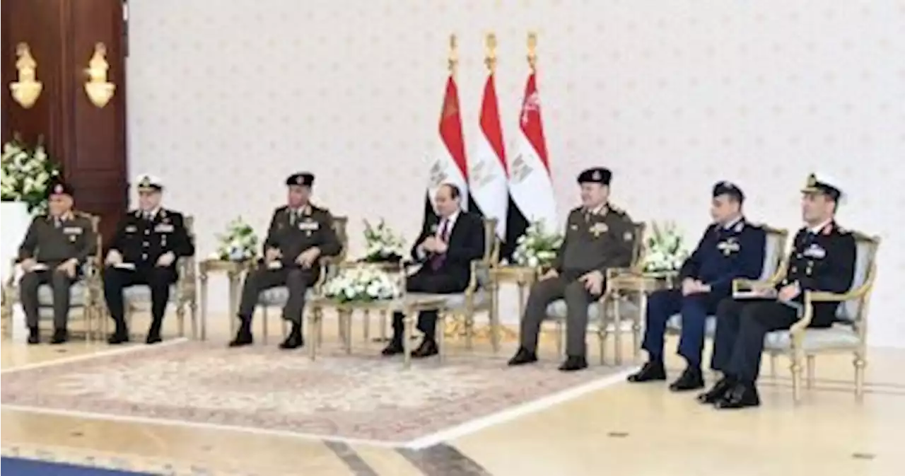 فيديو لقاء الرئيس السيسى بقادة القوات المسلحة عقب صلاة الجمعة فى مسجد المشير - اليوم السابع